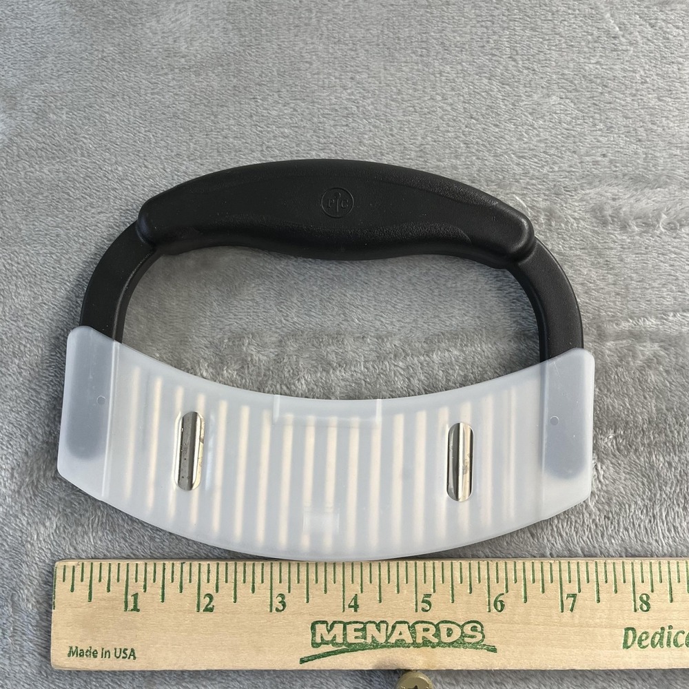 Pampered Chef Crinkle Cutter Food Slicer Black Stainless Steel Wavy Blade Cover